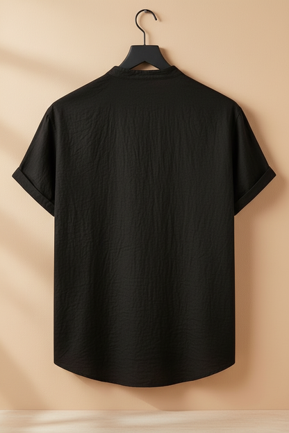 Camisa de lino negra con espalda lisa, manga corta y tapeta de botones