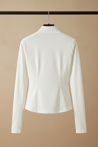 Chaqueta blanca con cuello alto y costuras; vista trasera.