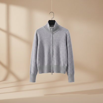Suéter de punto gris claro con cremallera y cuello alto