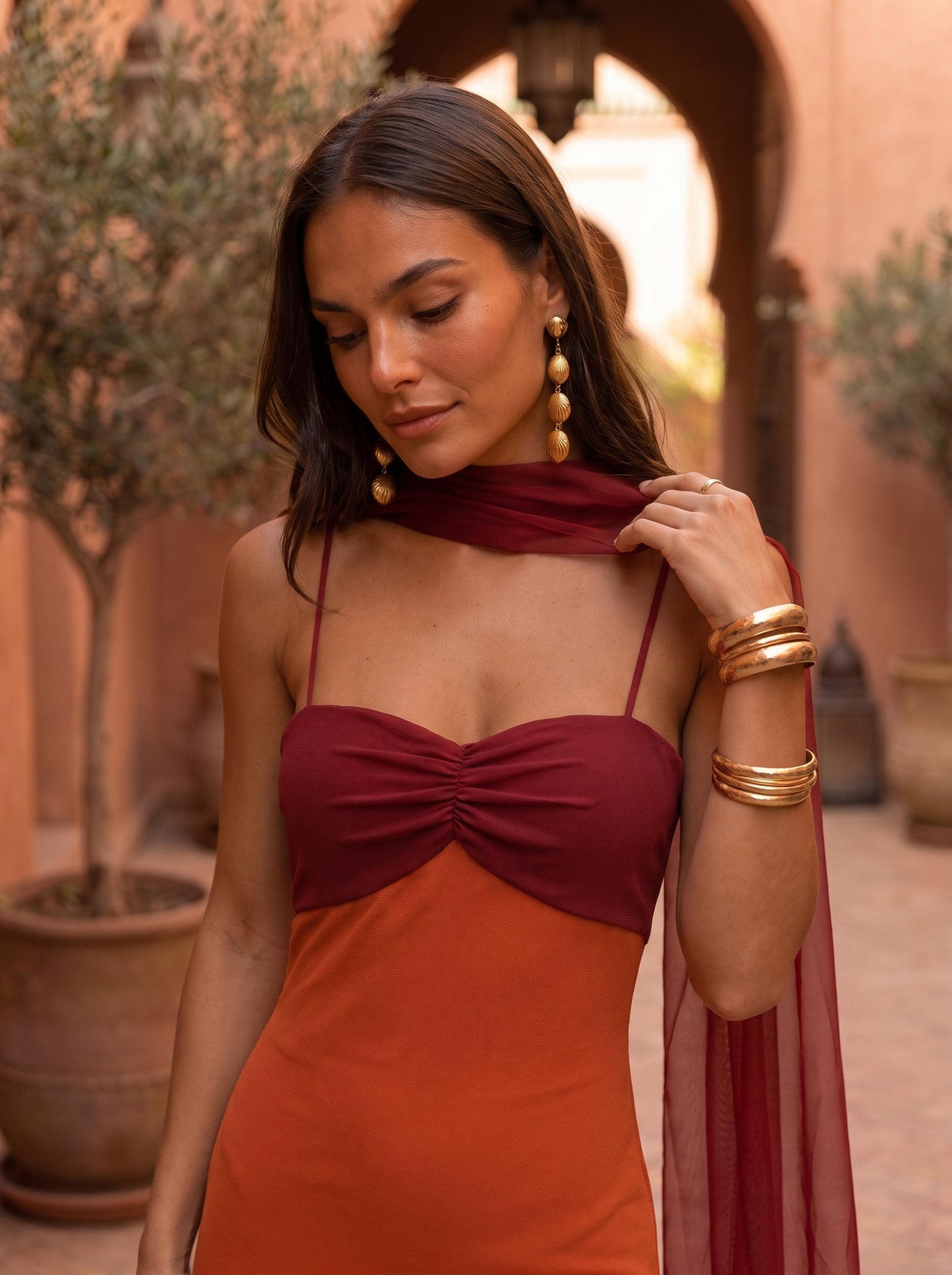 Vestido largo bicolor ZAHARA terracota y granate, escote corazón y nudo en el pecho