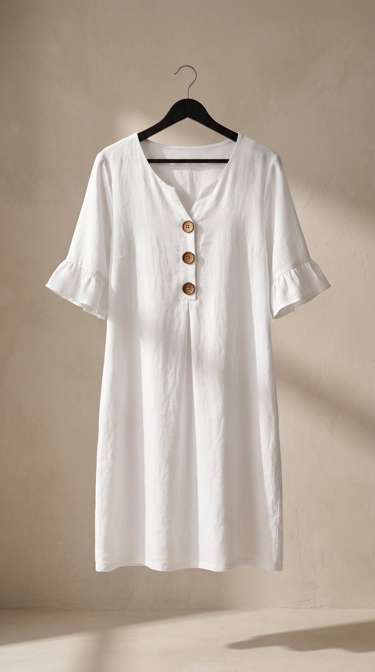 Vestido fluido blanco con cuello en V y botones, mangas globo con volante