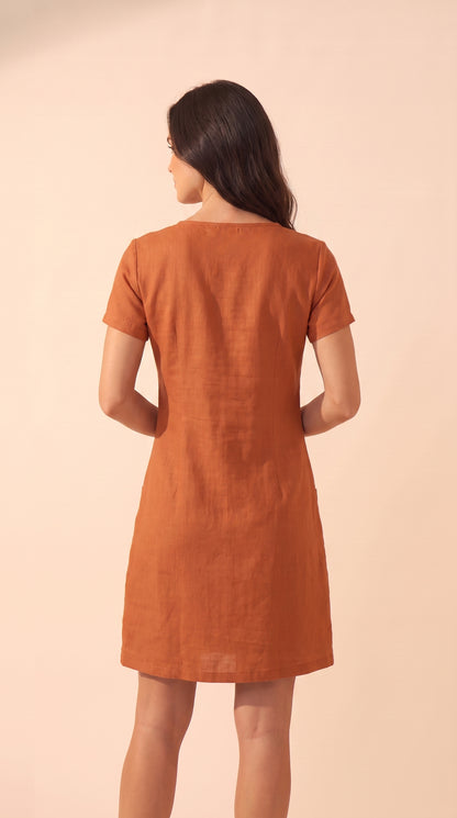 Vestido midi terracota de manga corta, vista trasera con falda recta