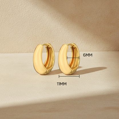 Pendientes huggie bañados en dorado con aro cerrado; medidas 6 mm y 11 mm.