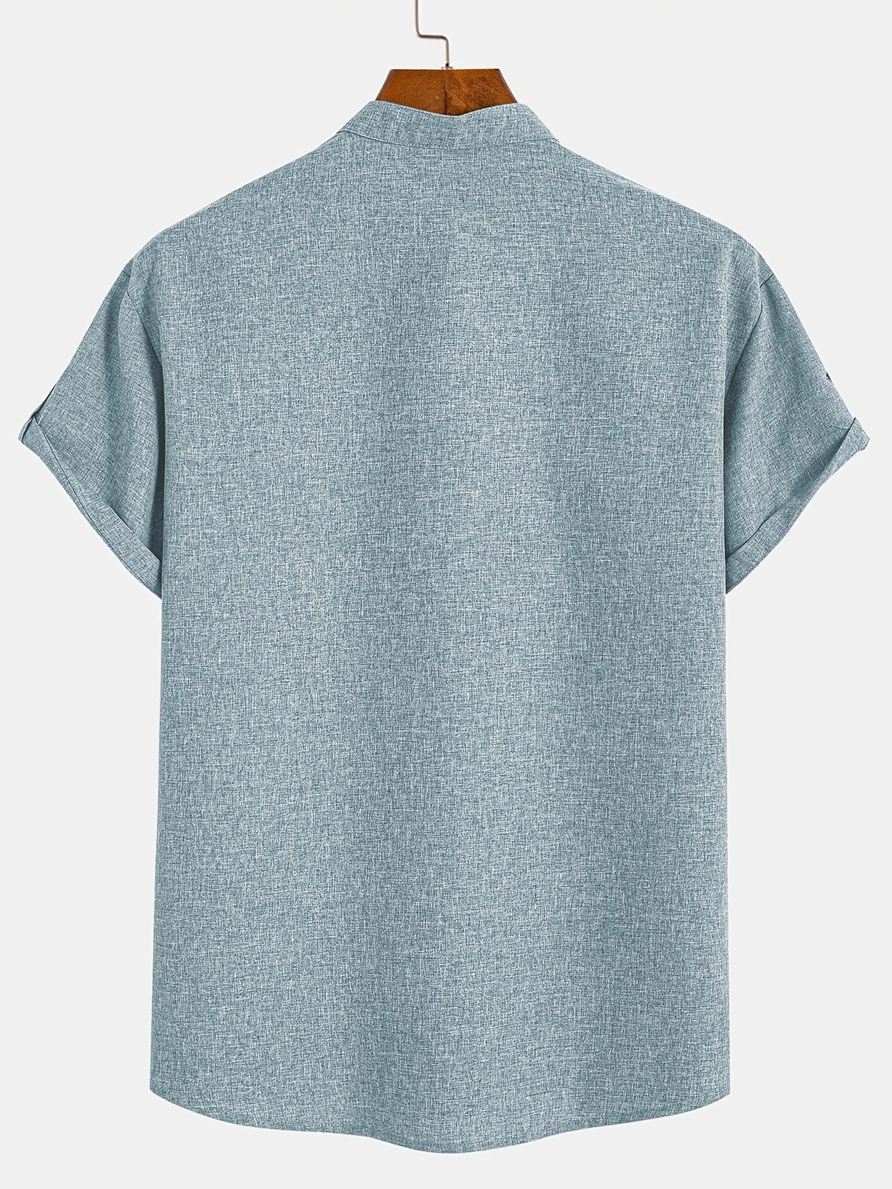 Camiseta con cuello mao azul cielo, botones y estampado cruz en el pecho.