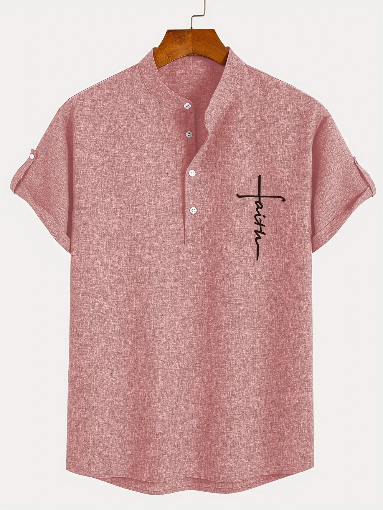 Camiseta con cuello mao tono rosado, botones y estampado cruz en el pecho.