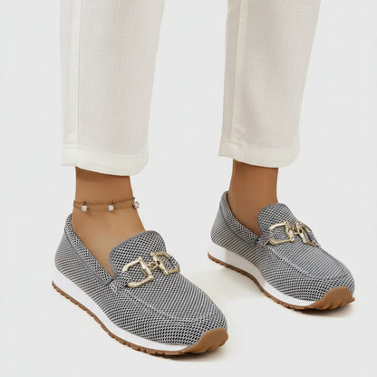 Zapatilla mocasín gris de malla con hebilla dorada y suela crema