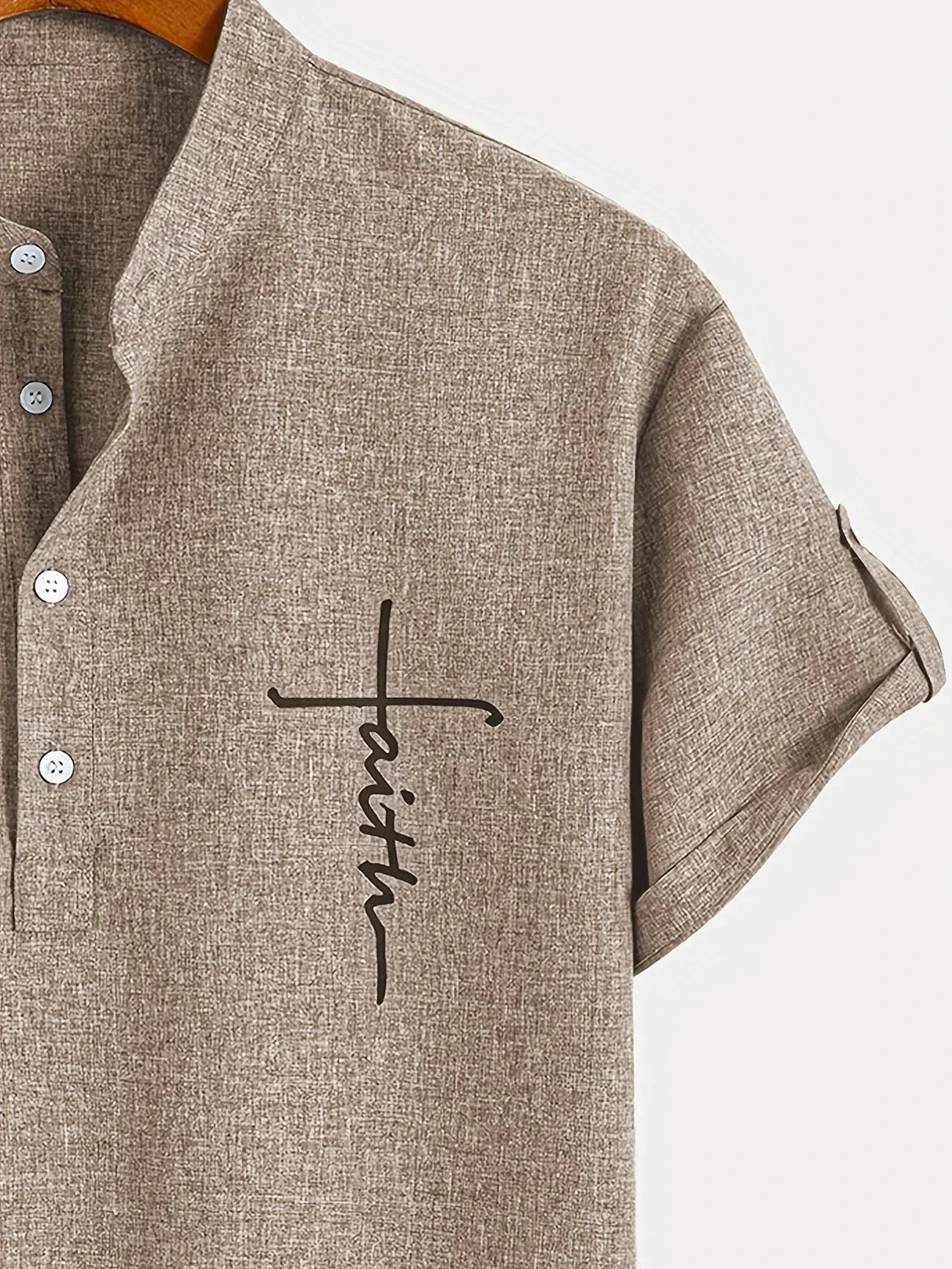 Camiseta tipo polo de cuello mao gris topo con bordado central y botones delanteros