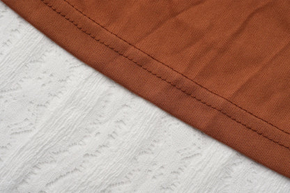 Detalle del vestido de encaje blanco con costura y borde festoneado