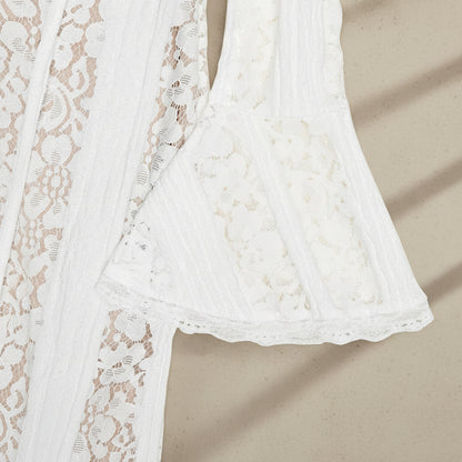 Vestido de encaje blanco con dobladillo acampanado y patrón floral