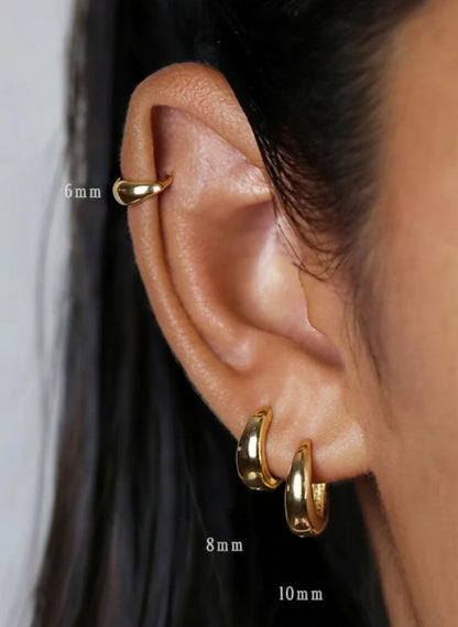 Pendientes aros dorados en la oreja, argollas pequeñas; referencia de medida 6 mm.