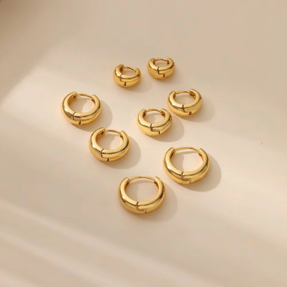 Pendientes aros dorados en estuche, conjunto de argollas pequeñas lisas.
