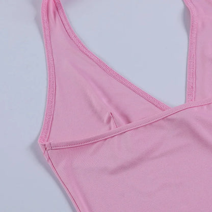 Top rosa halter con escote en pico y costura decorativa en el pecho