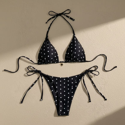 Conjunto bikini negro con lunares blancos: top triángulo y braguita con lazos