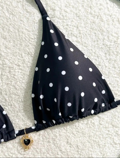 Top bikini triángulo negro con lunares blancos y fruncido en la parte inferior