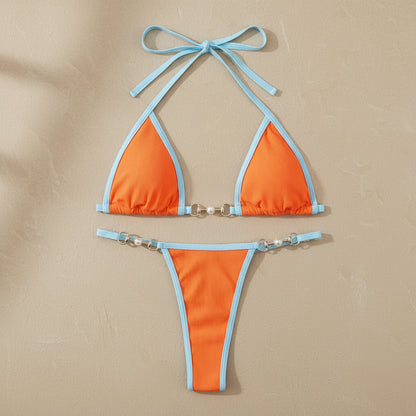 Bikini triangular bicolor naranja con ribete azul y aro metálico en el escote