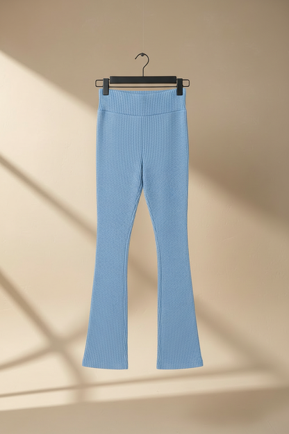 Legging acanalado acampanado azul cielo en percha, tiro alto y bota amplia