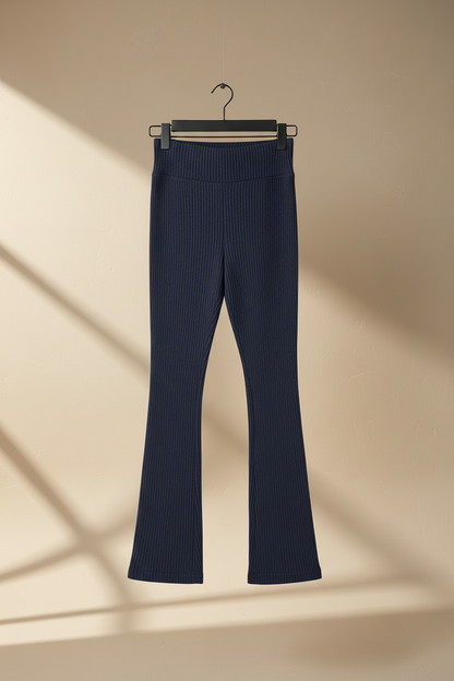 Legging acanalado acampanado azul marino en percha, tiro alto y bota amplia