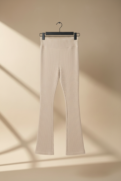 Legging acanalado acampanado blanco crema en percha, tiro alto y bota amplia