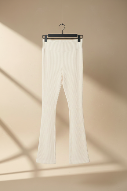 Legging acampanado acanalado blanco crema, cintura alta y pierna acampanada.