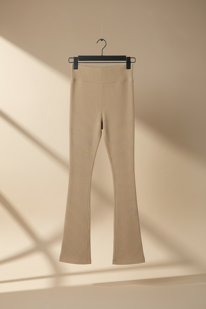 Legging acampanado acanalado beige, cintura ancha y pierna acampanada.