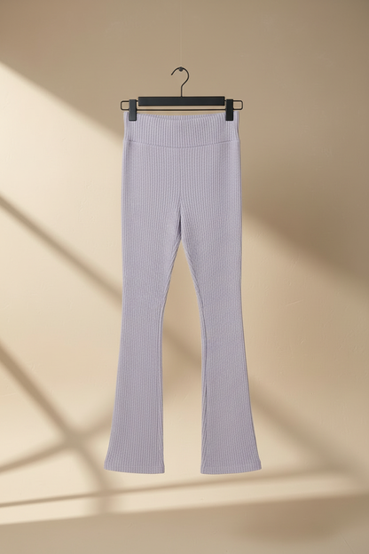 Legging acampanado acanalado lavanda, cintura ancha y pierna acampanada.