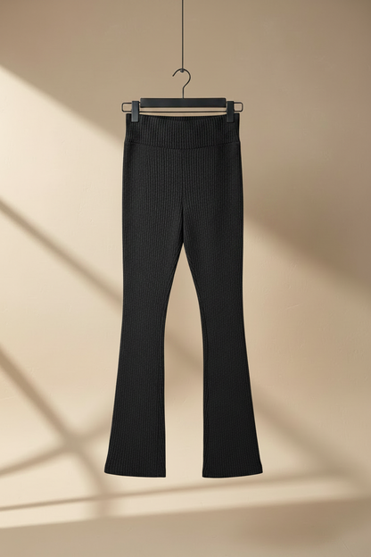 Legging acampanado acanalado negro, cintura alta y pierna acampanada acanalada.