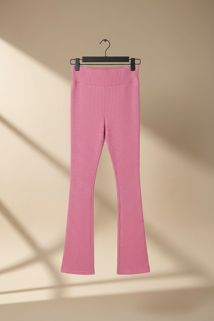 Legging acanalado acampanado rosa en percha, tiro alto y pierna acampanada