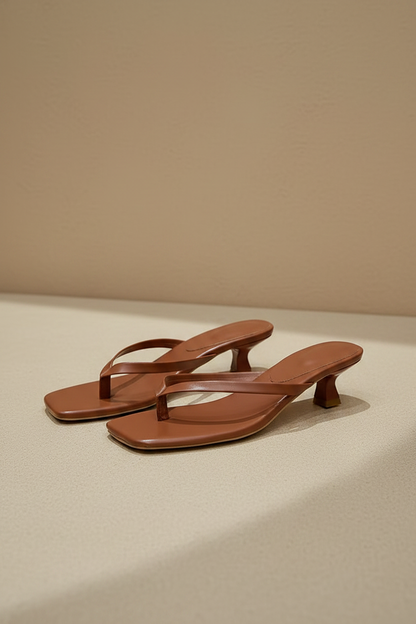 Sandalias de piel marrón con tacón tipo kitten y tira en T