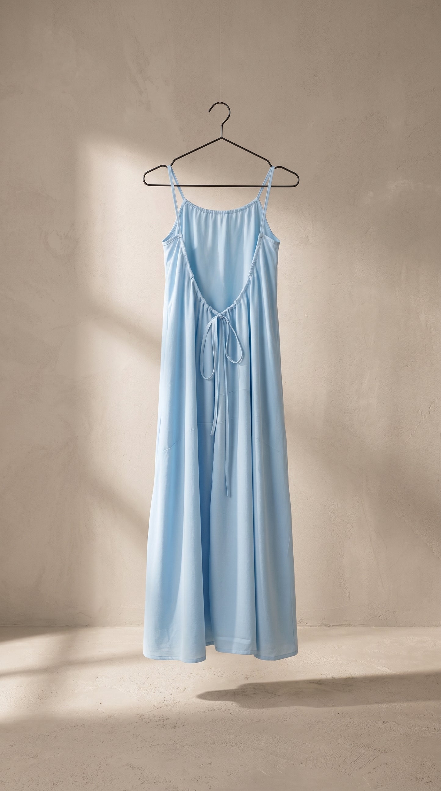 Vestido largo de tirantes azul cielo con detalle fruncido en el escote y tiras anudadas