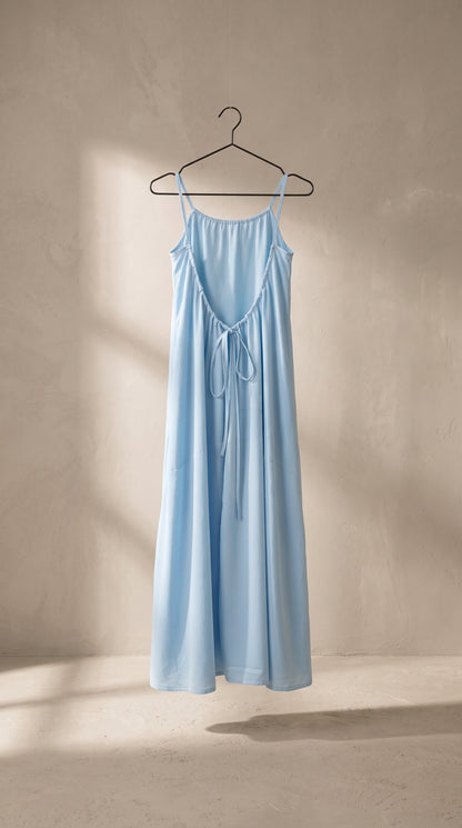 Vestido largo de tirantes azul cielo con detalle fruncido en el escote y tiras anudadas