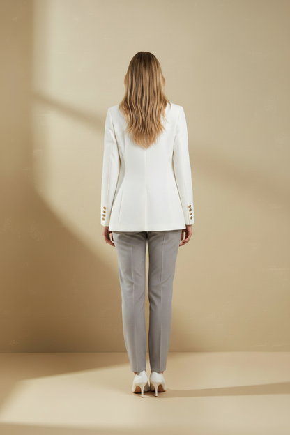 Blazer blanco doble botonadura con espalda entallada y botones dorados en puños.