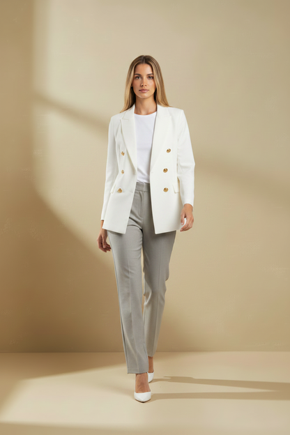 Blazer blanco doble botonadura con botones dorados y solapas, manga larga.