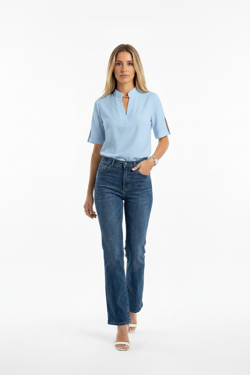 Modelo blusa azul cielo aperturas manga