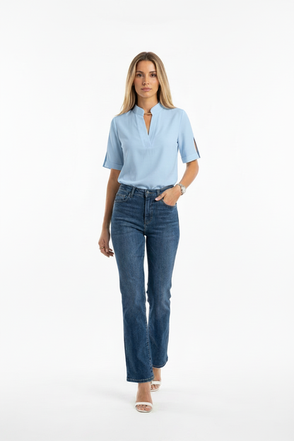 Blusa azul cielo de cuello en V con manga corta tipo abertura en el borde