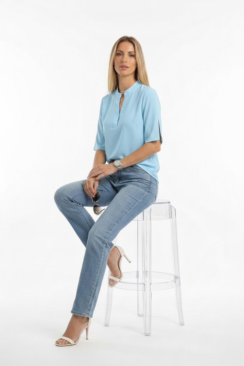 Modelo blusa azul cielo sentada aperturas manga