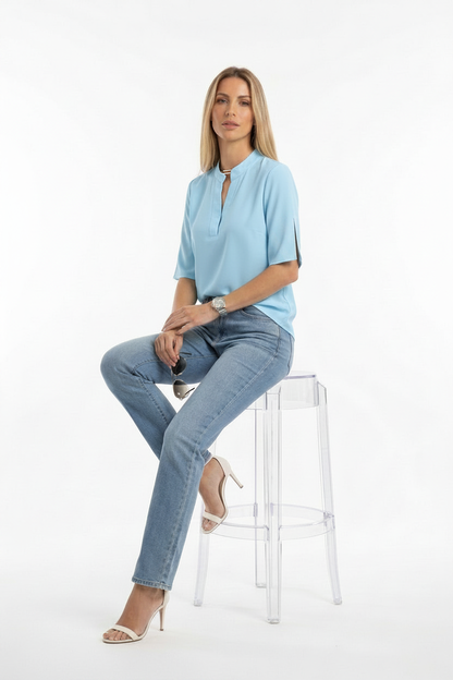 Blusa azul cielo de cuello tipo V con abertura en la manga