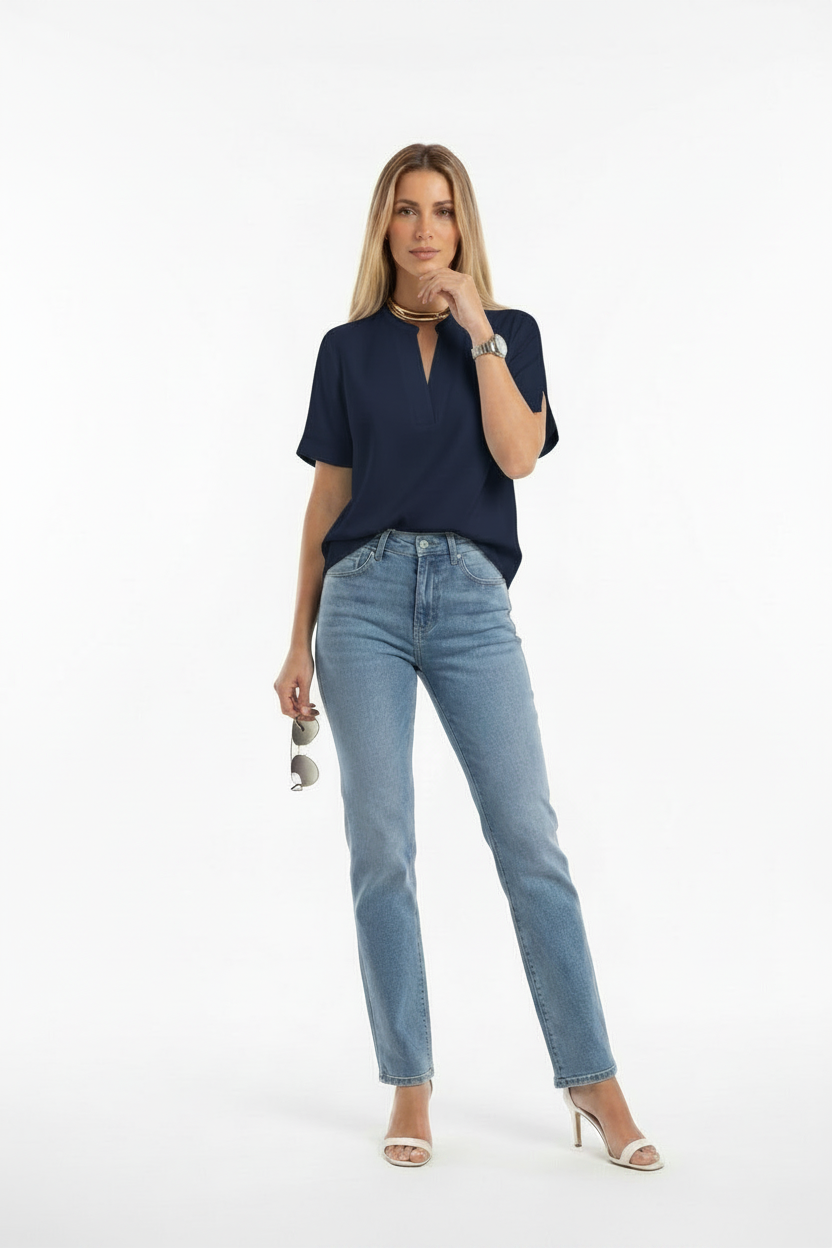 Modelo blusa azul marino aperturas manga