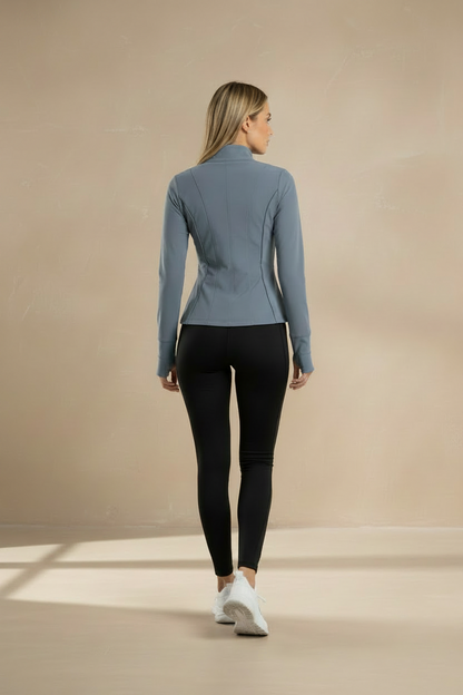 Chaqueta azul pizarra con cremallera y cuello alto, en modelo.