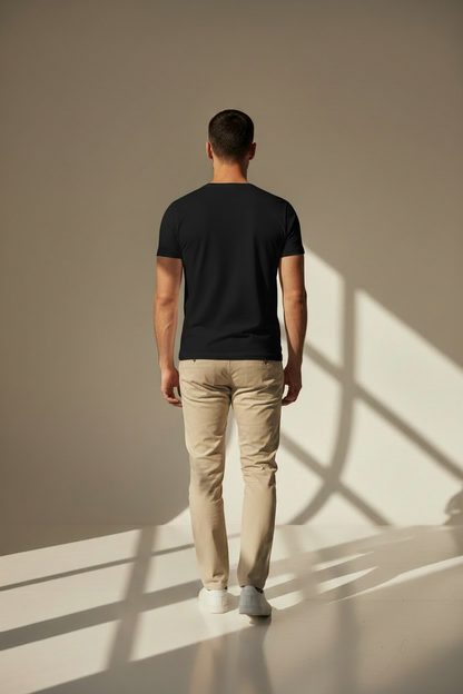 Camiseta básica slim fit negra, cuello redondo y vista trasera