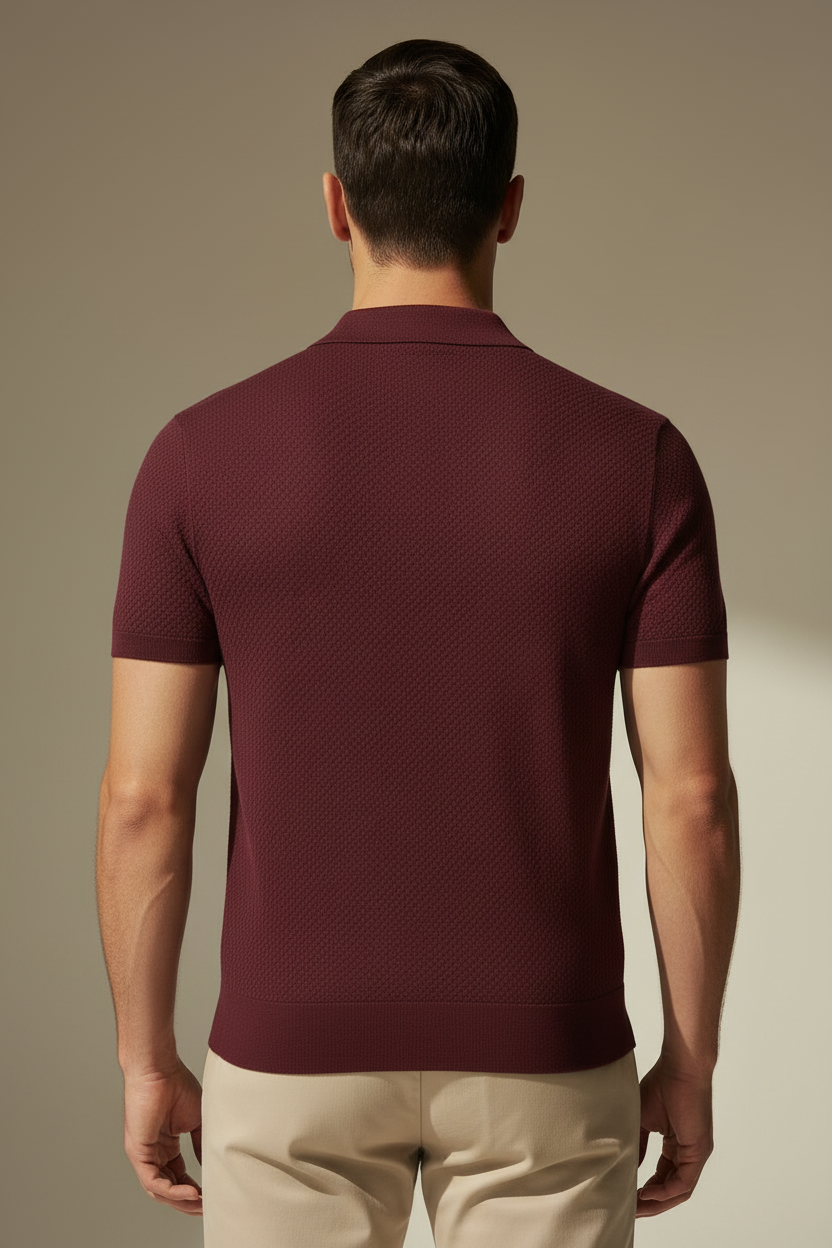 Modelo polo burdeos - espaldas recto