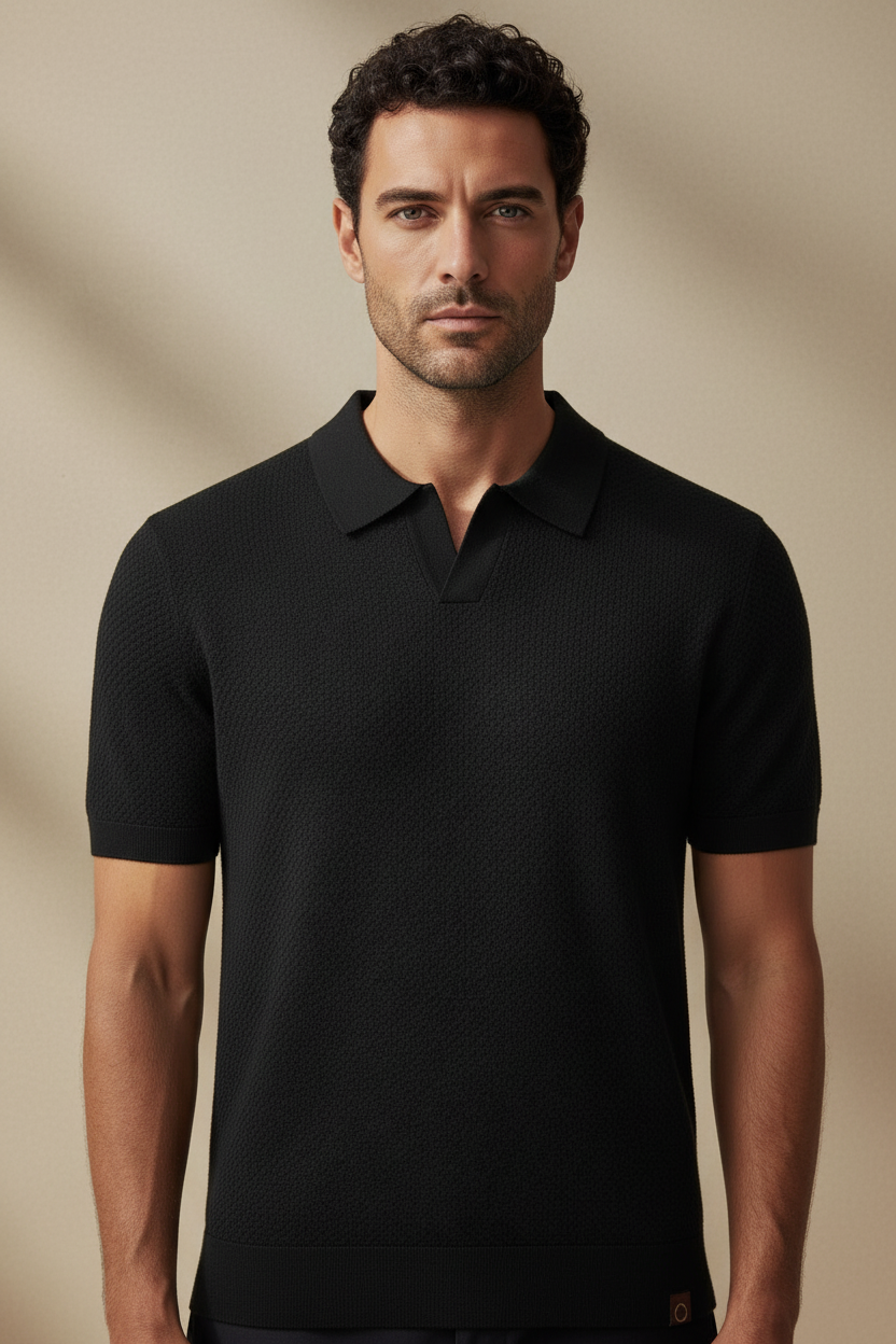 Modelo polo negro - de frente plano cercano