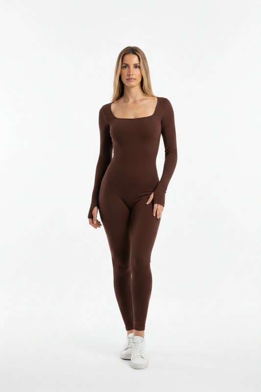 Modelo rubia mono marrón frontal