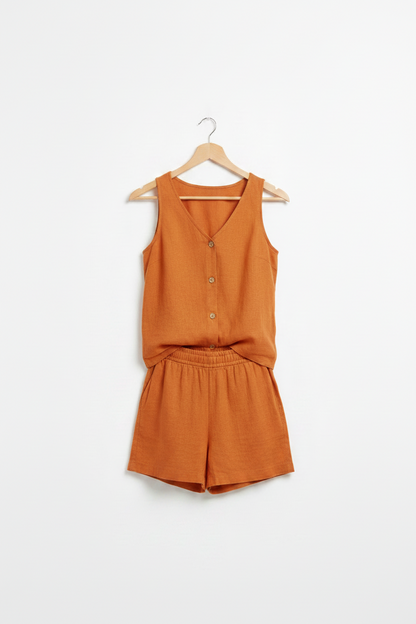 Conjunto de verano naranja en percha: top sin mangas con botones y short