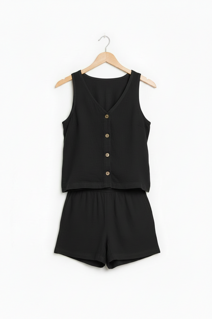 Conjunto de verano negro sobre perchero: top sin mangas con botones y short