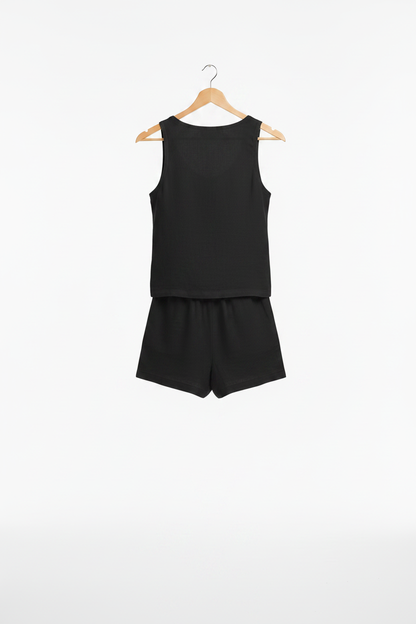 Conjunto de verano negro en percha: top sin mangas y short con pretina elástica