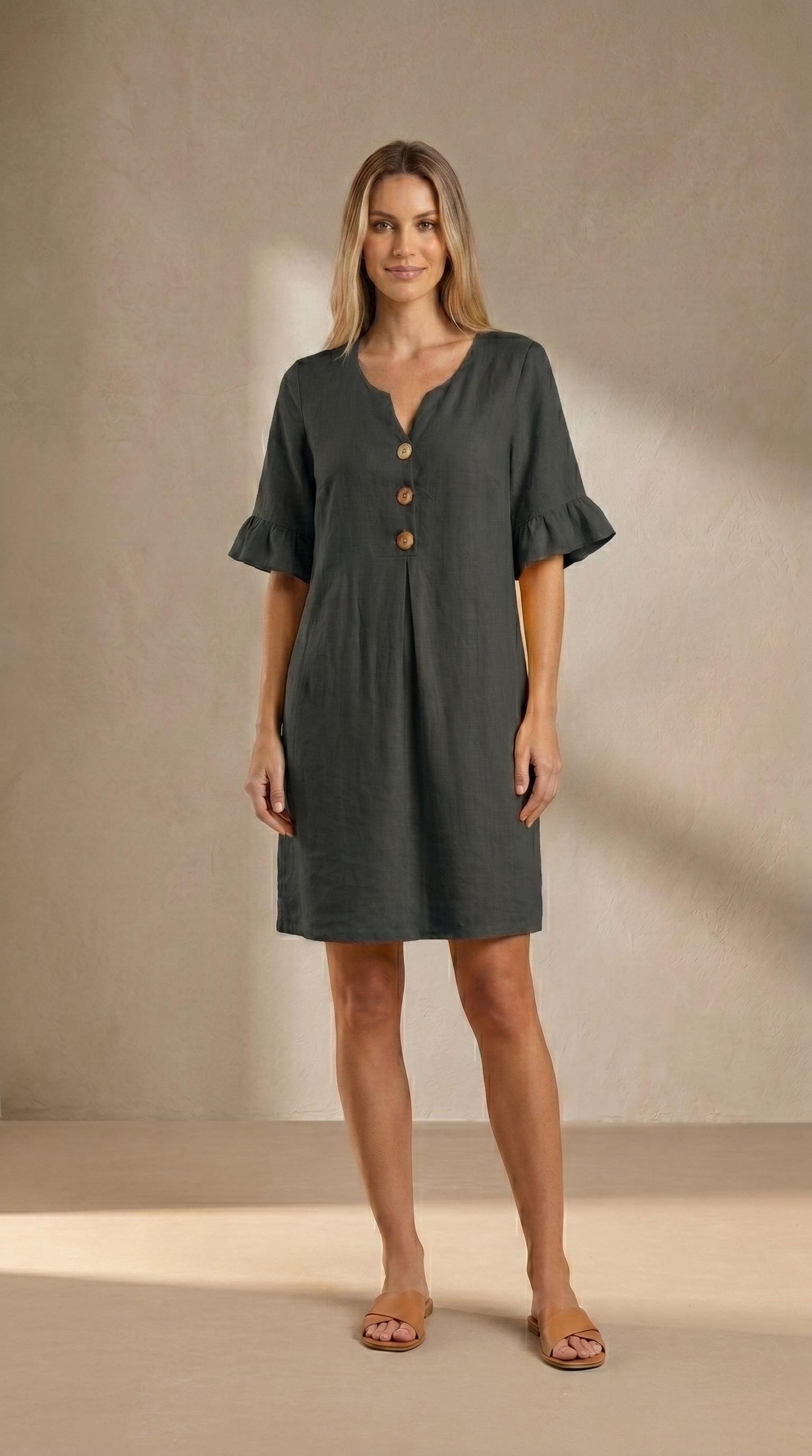 Vestido fluido oscuro con botones frontales y manga globo, largo a media pierna