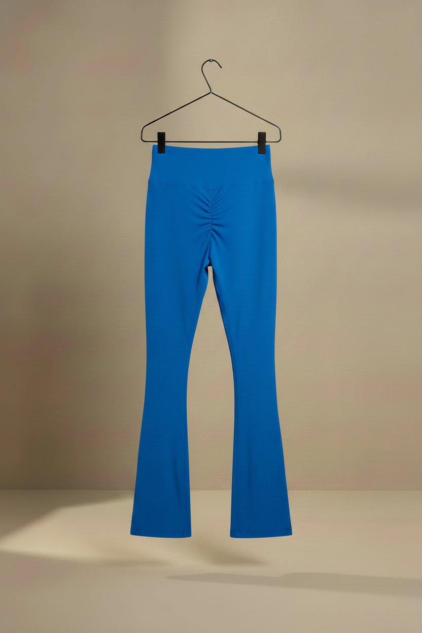 Pantalón campana azul eléctrico en percha
