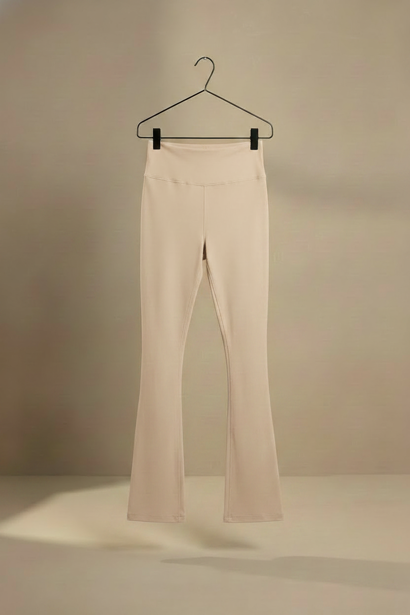 Pantalón campana beige de frente en percha