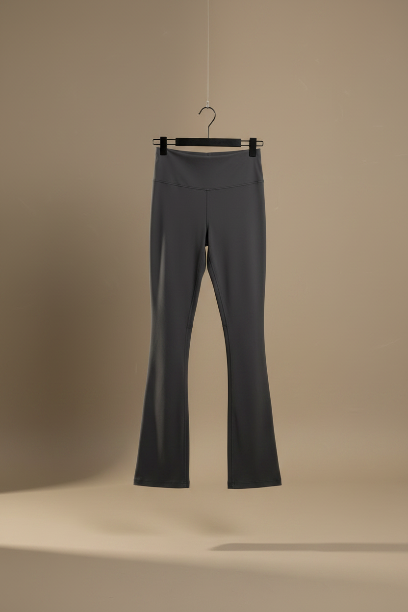 Pantalón campana gris de frente en percha