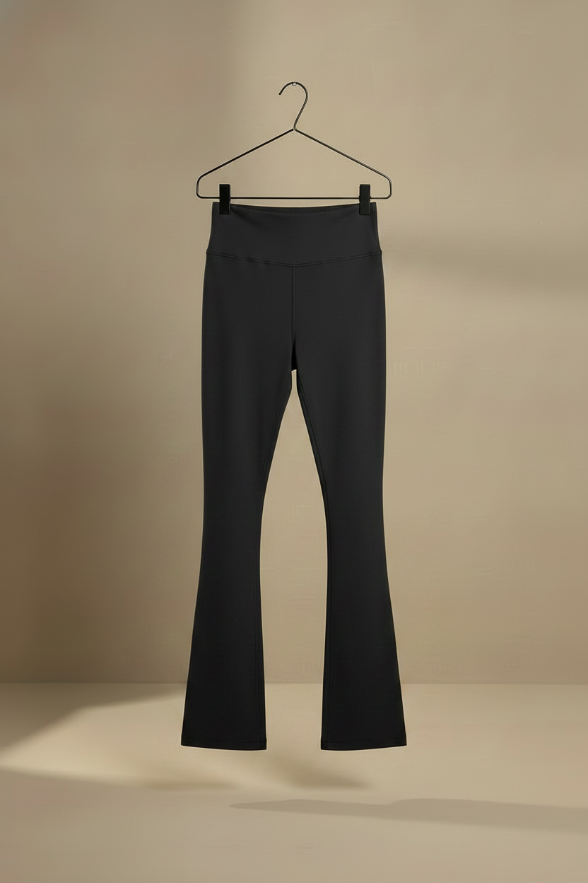 Pantalón campana negro de frente en percha